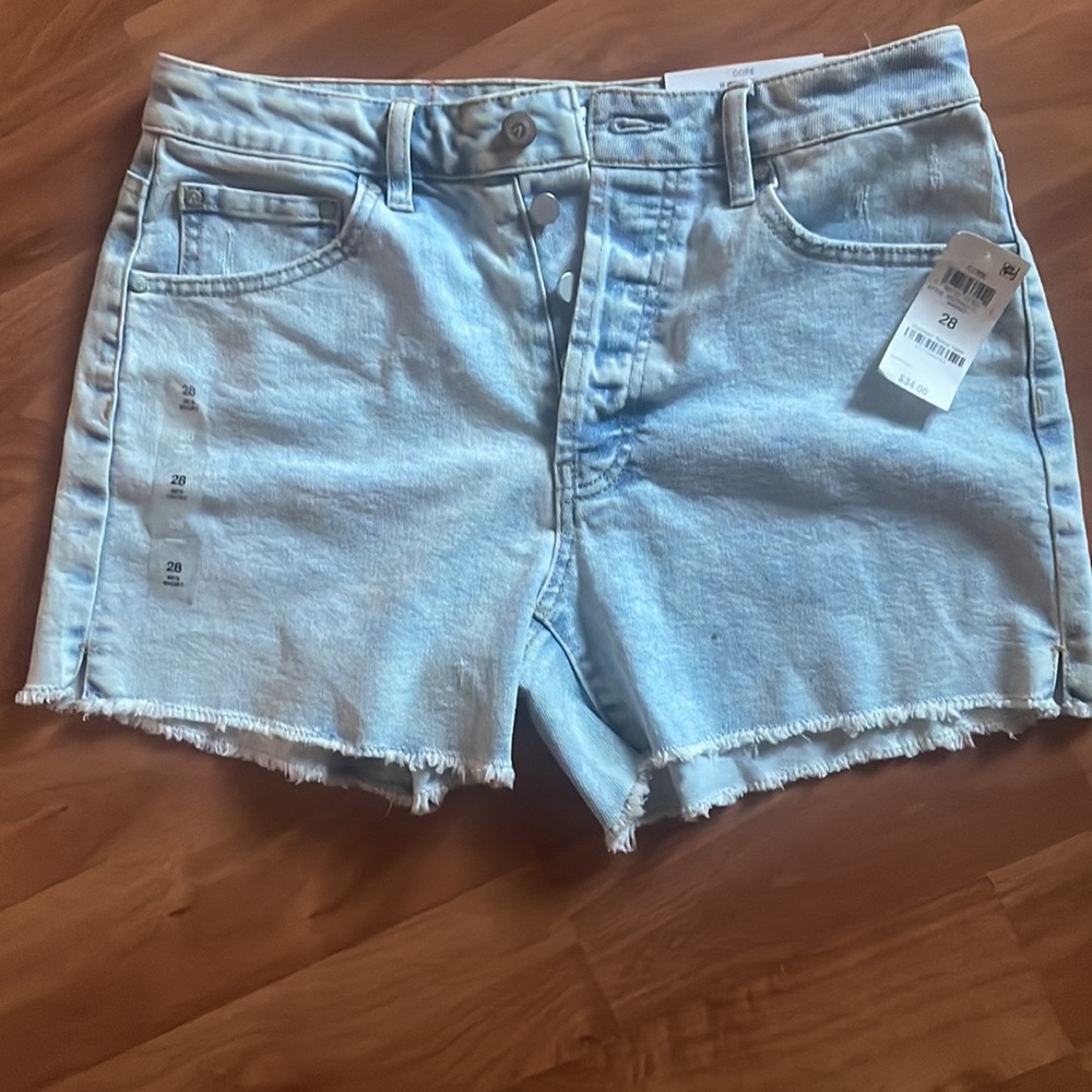 90s cut off shorts.  High rise 4 inch inseam~ Size 28